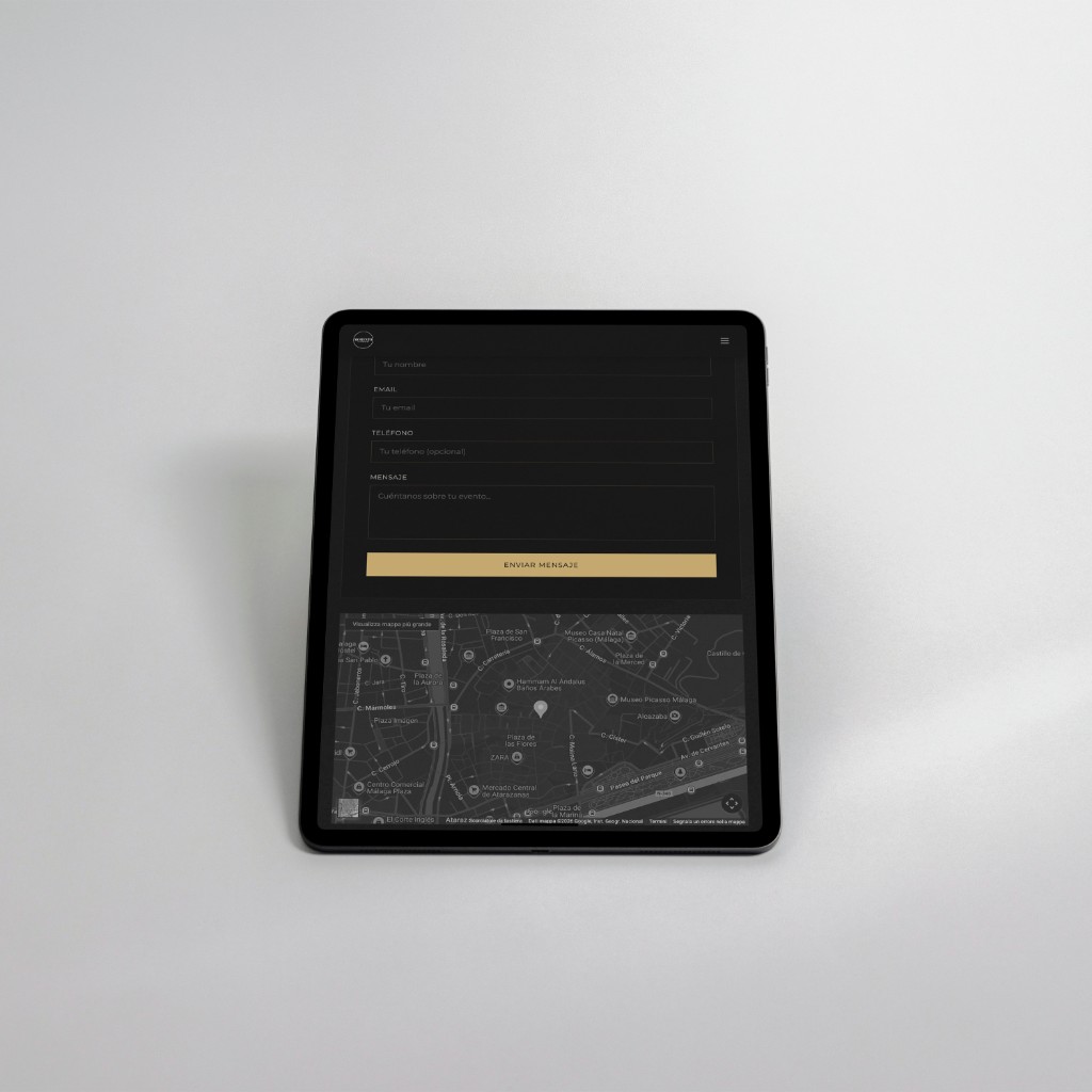 Tablet con il modulo di contatto di Momento Catering e la mappa.