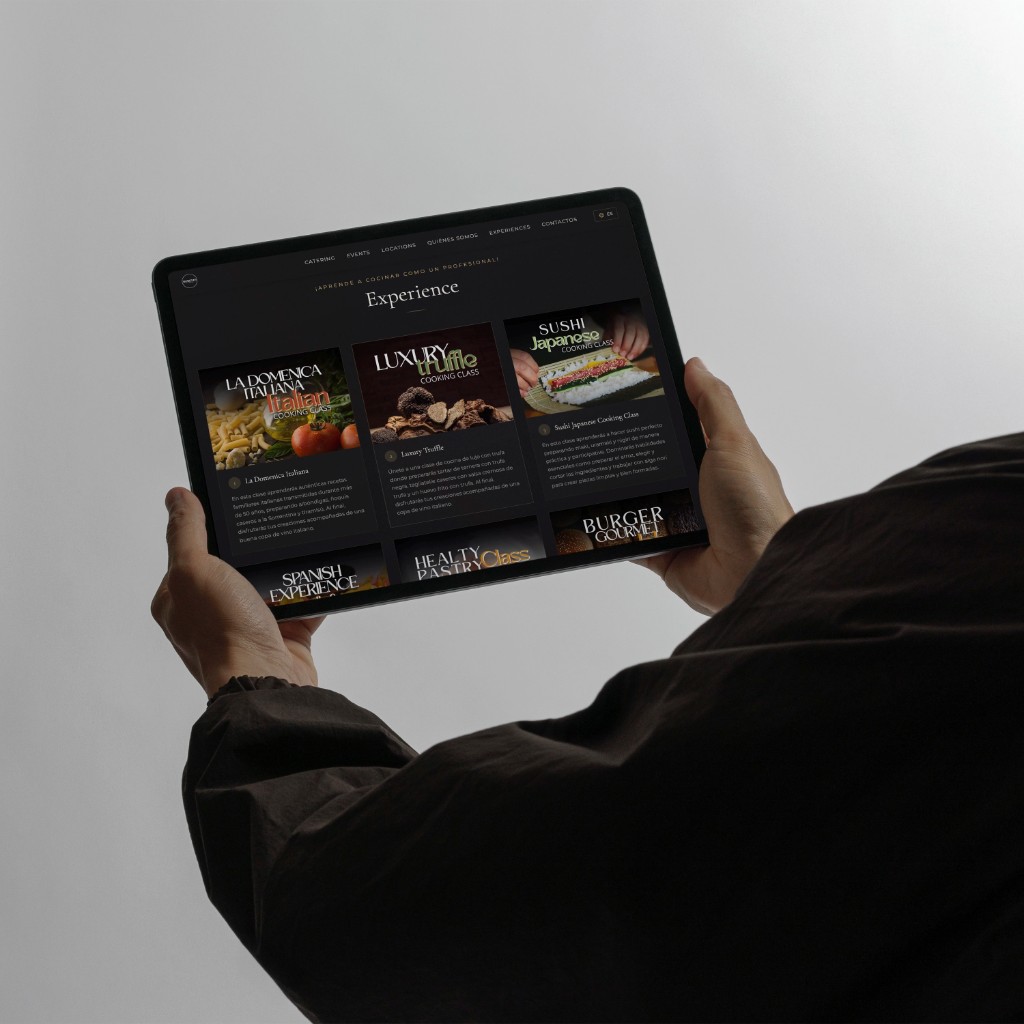 Tablet con la pagina Experience di Momento Catering e le classi di cucina.