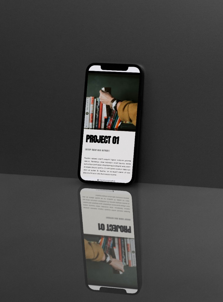 Telefono con una scheda progetto di Monochrome, su un fondo scuro con il riflesso.