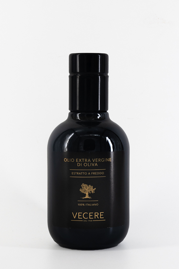 Bottiglia nera di olio Vecere 0,25 L, etichetta oro su fondo bianco.