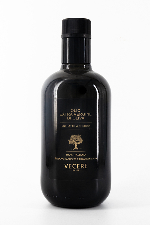 Bottiglia nera di olio Vecere 0,50 L, etichetta oro su fondo bianco.